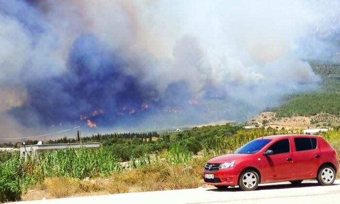 Mersin’in 2 ilçesindeki yangınlar sürüyor