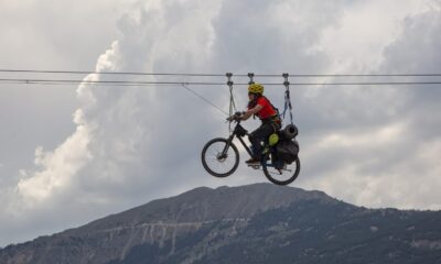 Metrelerce yükseklikte bisikletiyle Zipline yaptı