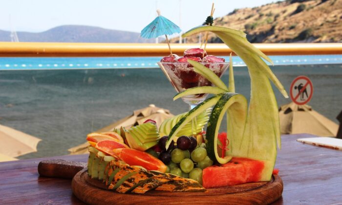 Meyve tabağını gören turistler gözlerine inanamıyor