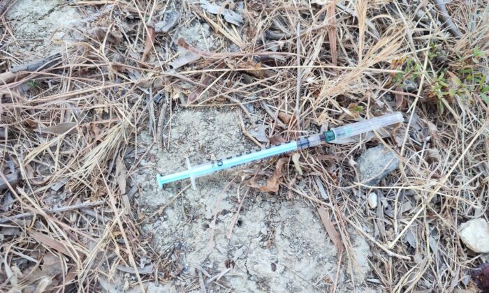 Mezarlıkları uyuşturucu bağımlıları mesken etti