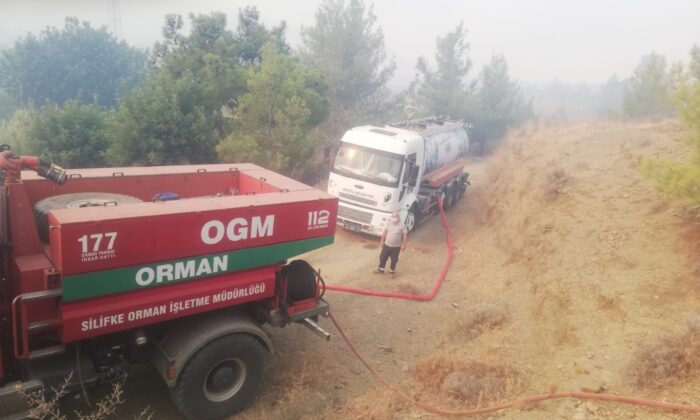 Mezitli Belediyesi, yangının söndürülmesine destek veriyor