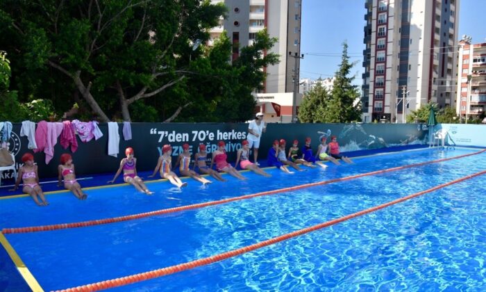 Mezitli’de portatif havuz açıldı