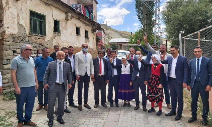 Milletvekili Özyürek bayramını hemşehrileriyle geçirdi