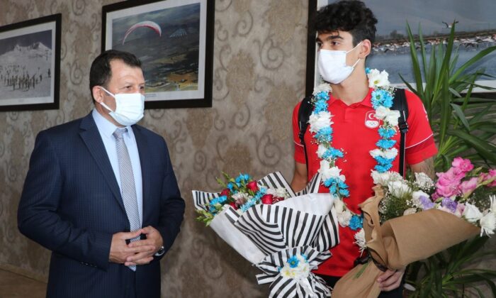 Milli yüzücü Yiğit Aslan çiçeklerle karşılandı