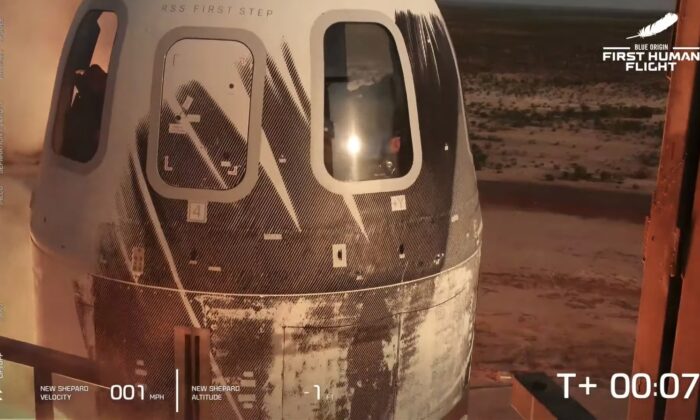 Milyarder iş insanı Jeff Bezoss uzaya çıktı