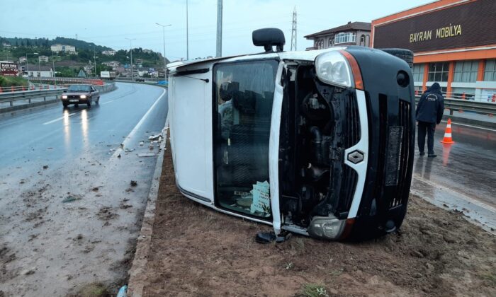 Minibüs kaygan zeminde devrildi: 1 yaralı