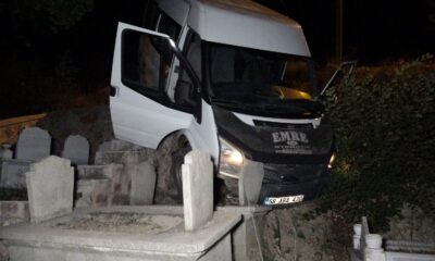 Minibüs mezarlığa uçtu: 2 yaralı