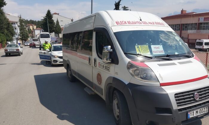 Minibüsün açık kapısından düşen yolcu yaralandı