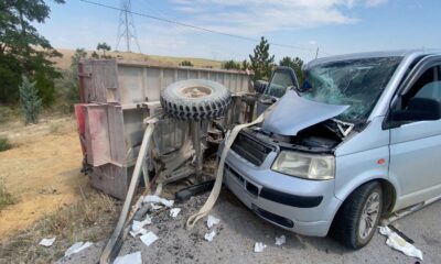 Minibüsün traktöre arkadan çarptığı kazada 7 kişi yaralandı