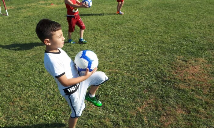 Minikler futbol kurslarında hem eğleniyor hem de öğreniyor