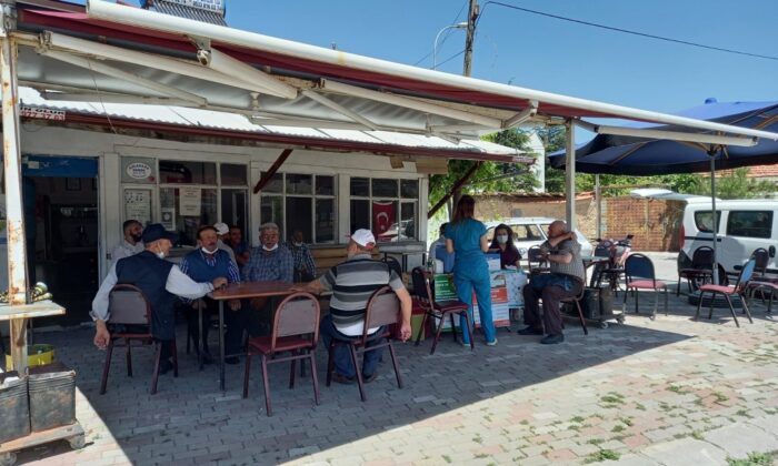 Mobil aşı ekipleri kahvehanelerde aşı yapıyor