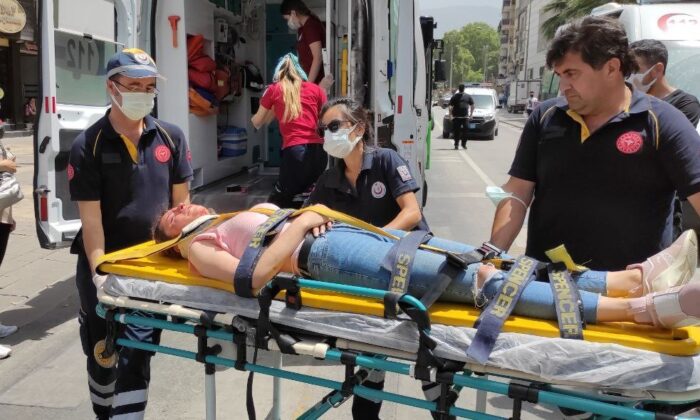 Moto kuryenin çarptığı genç kız ağır yaralandı