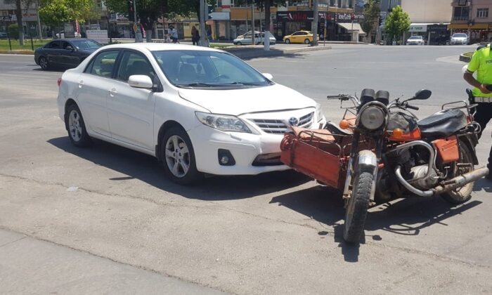 Motosiklet ile otomobil çarpıştı: 2 yaralı