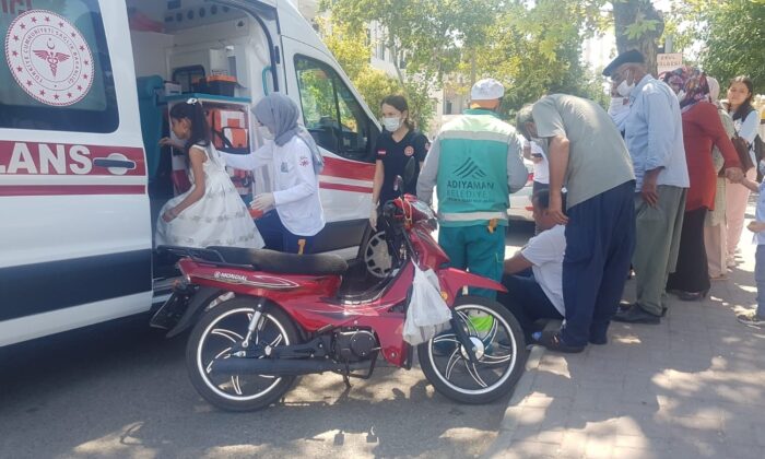 Motosiklet ile otomobil çarpıştı: 3 yaralı