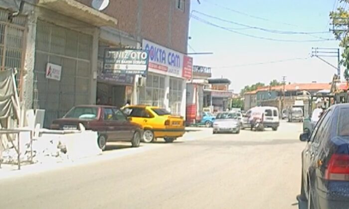 Motosiklet sürücüsü çarpıştığı aracın altında kalmaktan saniyelerle kurtuldu