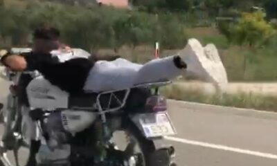 Motosiklet üzerine yatarak tehlikeli yolculuk