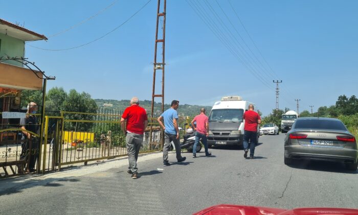 Motosiklet yol kenarındaki kamyonete çarptı: 1 yaralı