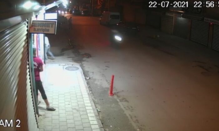 Motosikletli magandalar kadın ve çocukları korkuttu