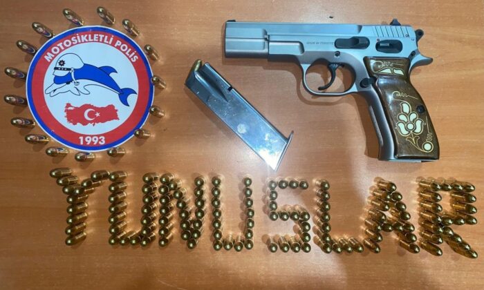 Motosikletli polis timleri asayiş uygulamasında ruhsatsız silahlar ele geçirdi