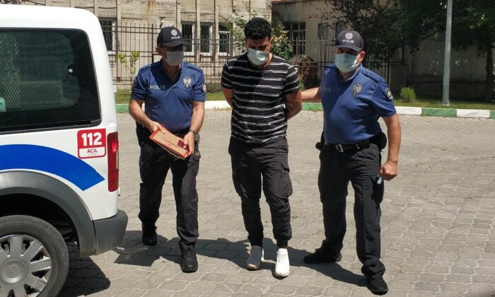 Motosikletteki 2 kişinin öldüğü, 1 polisin yaralandığı kazayla ilgili otomobil sürücüsü adliyede