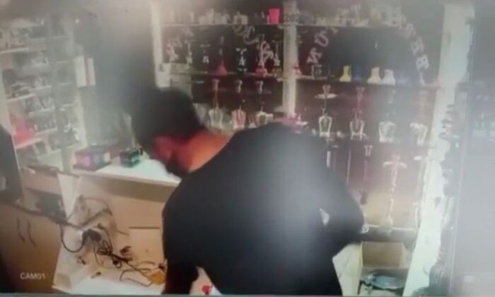 Müşteri gibi girdiği iş yerinden saniyeler içinde paraları çalan şüpheli yakalandı