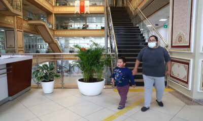 Mutluluğu bulduğu yerde oğluna şifa arıyor