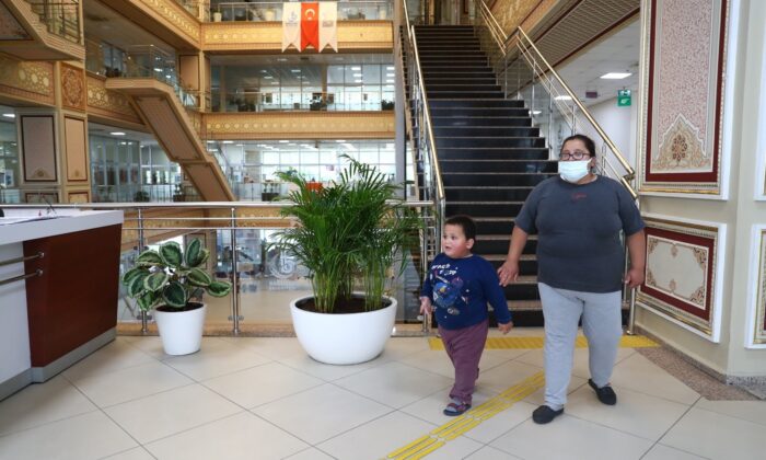 Mutluluğu bulduğu yerde oğluna şifa arıyor