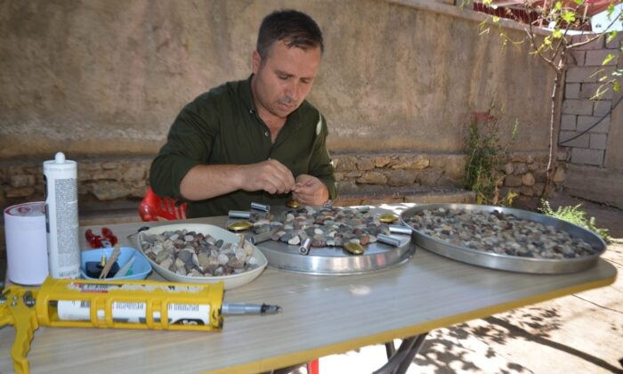 Nehir ve derelerden topladığı renkli taşları sanata dönüştürüyor