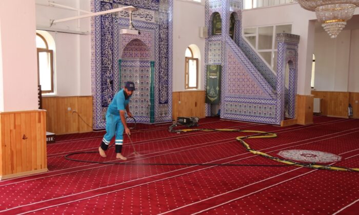 Niğde Belediyesi Camileri Temizliyor