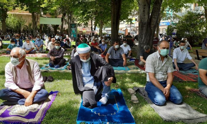 Normalleşmenin ilk cumasında vatandaşlar camilere akın etti