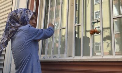 Oğlu teslim olan anne Ayşegül Biçer, HDP il binasına soğan astı