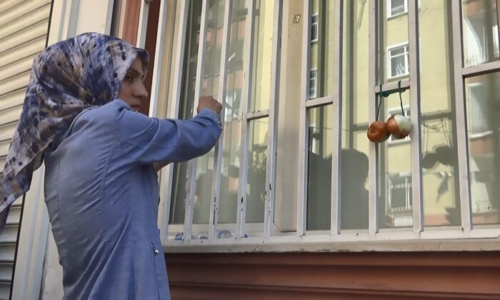 Oğlu teslim olan anne Ayşegül Biçer, HDP il binasına soğan astı