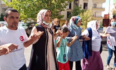 Oğlu teslim olan anne, HDP il binası önünde kurban kesip davul zurna eşliğinde halay çekti