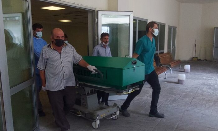 Oksijen tüpüne bağlıyken sigara içmek isteyince canından oldu