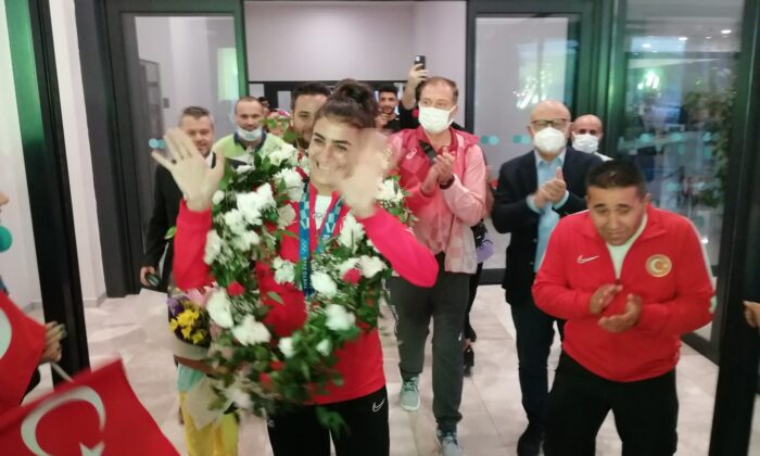 Olimpiyat üçüncüsü milli tekvandocu Hatice Kübra İlgün yurda döndü