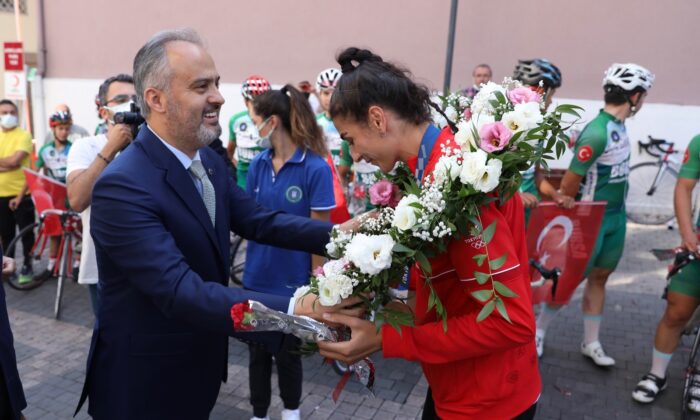 Olimpiyatlarda tarih yazan İlgün’e coşkulu karşılama
