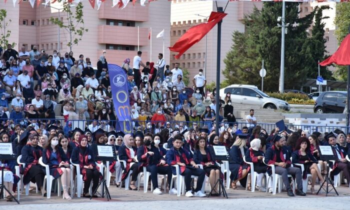 OMÜ Fen Edebiyat Fakültesi’nde mezuniyet heyecanı