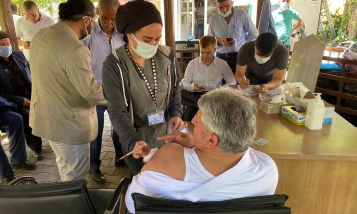 Önce bayramlaştılar, sonra aşı oldular