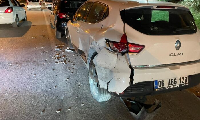 Önce birbirlerine ardından park halindeki araçlara çarptılar:  1 yaralı