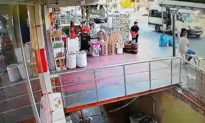 Önce etrafı kolladı, sonra kahve kutularını alıp kaçtı