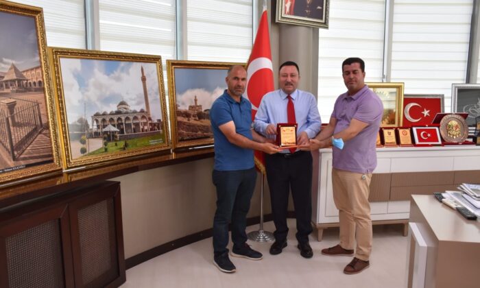 Önce yolları yapıldı, şimdi de futbol sahası ve çocuk oyun grubu kazandırılıyor