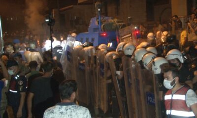 Orman yangınıyla boğuşan Manavgat’ta gözaltına alınan iki kişi zırhlı araç ile alandan uzaklaştırıldı