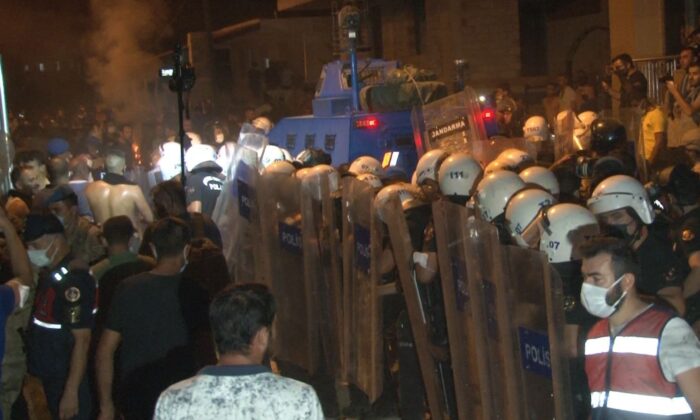 Orman yangınıyla boğuşan Manavgat’ta gözaltına alınan iki kişi zırhlı araç ile alandan uzaklaştırıldı