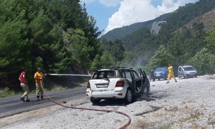 Ormanlık alanda çıkan araç yangını korkuttu