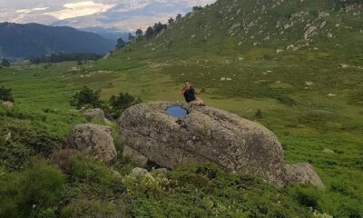 Ortasında sürekli su olan kayaya ilgi