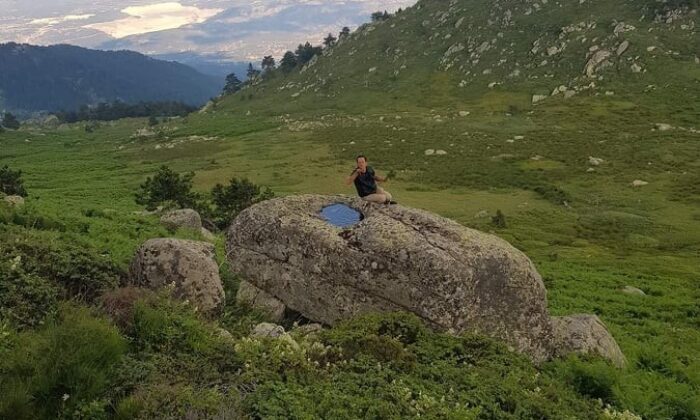 Ortasında sürekli su olan kayaya ilgi