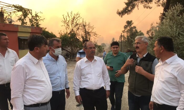 Osmaniye Milletvekili Durmuşoğlu yangın bölgesinde gözyaşlarına hakim olamadı