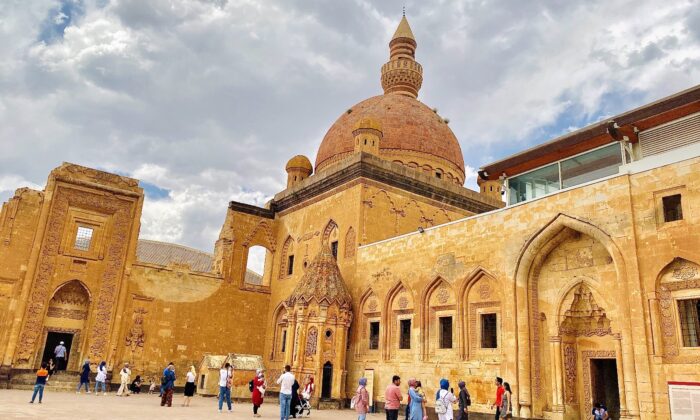 Osmanlı mimarisinin eşsiz örneği: İshak Paşa Sarayı