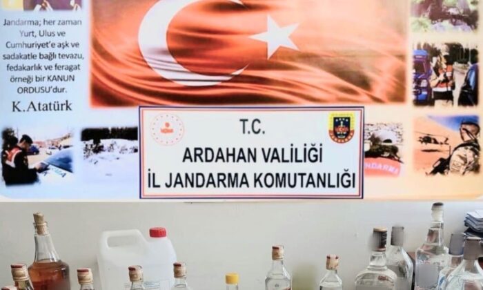 Otobüsteki yolcunun valizinden 2 şişe etil alkol çıktı