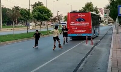 Otobüsün arkasında tehlikeli yolculuk otobüs şoförünün fark etmesiyle son buldu